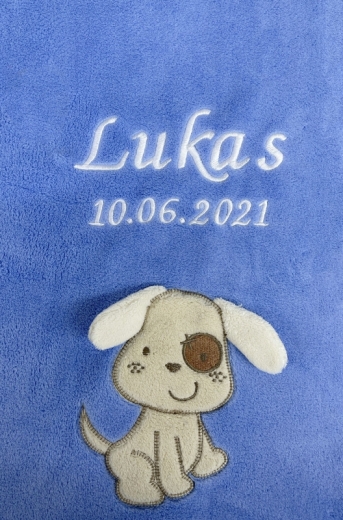 Couverture pour bébé personnalisée bleu azur avec chien Couverture bébé bleu azur, ultra-douillette, brodée du prénom « Lukas » et de la date « 10/06/2021 » en blanc. Dessous, un chien beige en appliqué, oreilles tombantes blanches et tache marron. Motif enfantin.