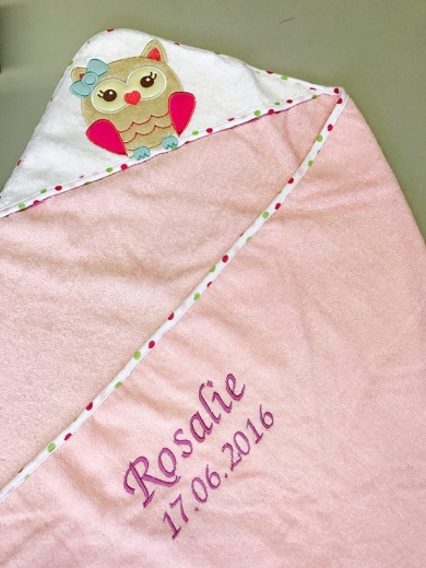 Serviette à capuche brodée avec nom et date de naissance 100x100 ROSA EULE