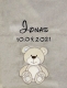 Couverture bébé grise, ultra-douillette, broderie : en haut au centre « Jonas » en lettres cursives noires, dessous date de naissance 10/09/2021. Plus bas, un ours en peluche beige aux contours marron foncé, visage souriant.