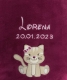 Couverture bébé douillette couleur baie, broderies blanches. En haut, prénom « Lorena » en police élégante, dessous, date « 20/01/2023 ». En bas, chat beige avec nœud rose à l’oreille, moustaches et pattes.