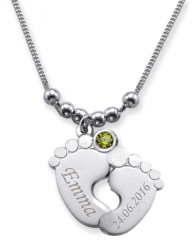 Collier double pied de bébé avec 2 gravures et cristal du mois d'AOÛT