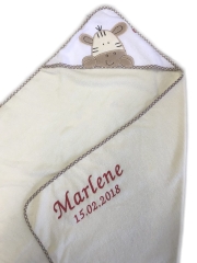 Serviette à capuche brodée avec nom et date de naissance 100x100 BEIGE GIRAFFE
