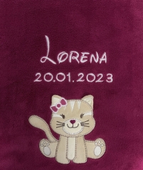 Couverture bébé douillette couleur baie, broderies blanches. En haut, prénom « Lorena » en police élégante, dessous, date « 20/01/2023 ». En bas, chat beige avec nœud rose à l’oreille, moustaches et pattes.