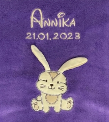 Couverture de bébé - brodé avec le nom - Lila HASE